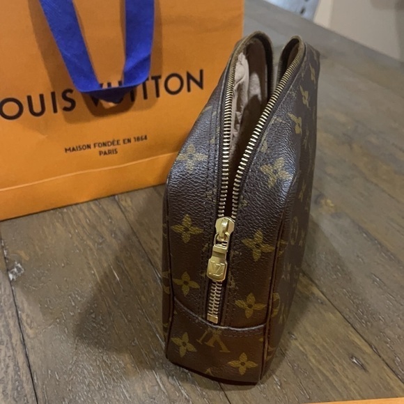 LOUIS VUITTON - Trousse Monogram Toiletry Bag • 23 - Picture 7 of 12